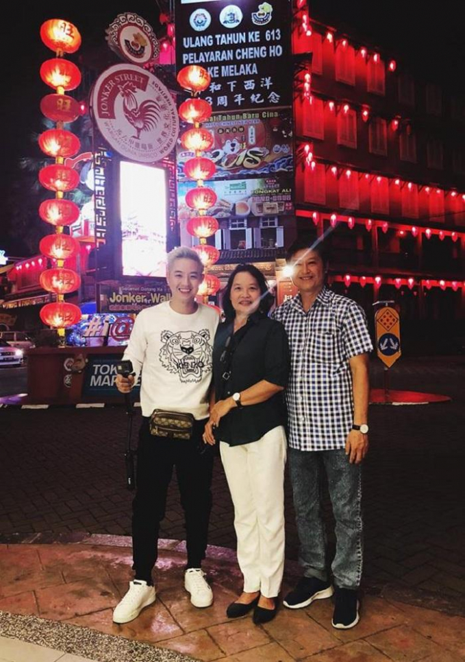 Thanh Duy bên cạnh ba mẹ