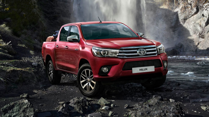 Giá xe ôtô hôm nay 26/11: Toyota Hilux có giá 695-878 triệu đồng.