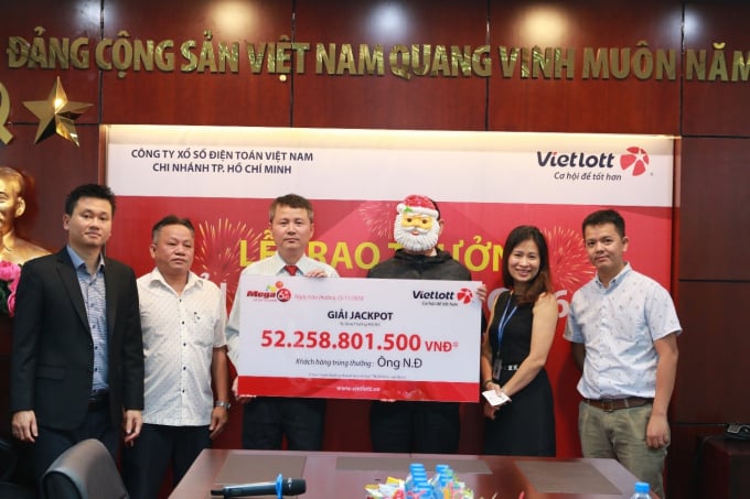 Ông N.Đ. đến từ TP.Hồ Chí Minh nhận giải thưởng trị giá hơn 52 tỷ đồng. Ảnh: Vietlott