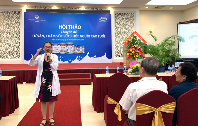 BS Chuyên khoa 1 – Phó Trưởng khoa Dinh dưỡng lâm sàng TP.HCM Nguyễn Thị Ánh Vân chia sẻ kiến thức với người tham dự hội thảo