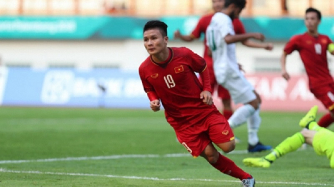 Từ trận bán kết lượt đi trên đất Philippines, nhiều người đã thấy Quang Hải ra sân trong màu áo đội tuyển Việt Nam với chiếc áo dài tay.