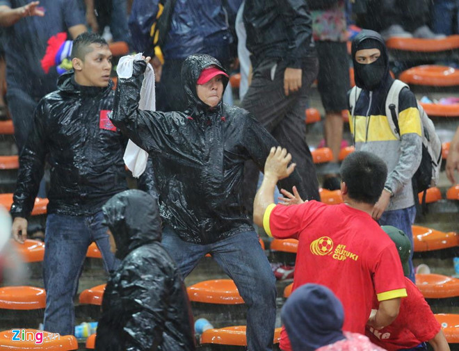 CĐV Malaysia đánh Việt Nam trong trận bán kết lượt đi AFF Cup 2014.