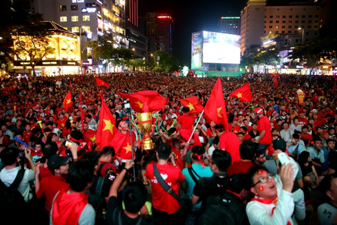 Sắc đỏ ngập tràn trên phố đi bộ tiếp lửa cho đội tuyển Việt Nam đang thi đấu trên đất Malaysia.