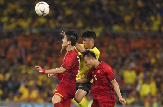 Ba trung vệ của ĐT Việt Nam đã thi đấu khá tốt ở trận đấu này. Ảnh: VFF