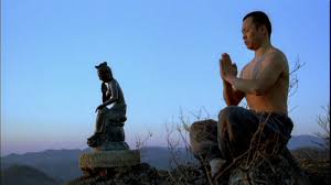 Khoảnh khắc ông ngồi thiền bên cạnh bức tượng trên đỉnh núi chính là lúc ông trở thành Di-lặc - Vị Phật của tương lai