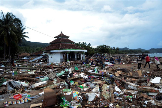 Cảnh tượng tan hoang tại quận Rajabasa, South Lampung - Indonesia, sau trận sóng thần tối 22-12. Ảnh: Reuters