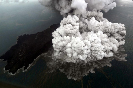 Ảnh chụp núi lửa Anak Krakatoa phun trào hôm 23-12. Ảnh:Reuters
