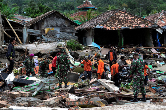 Lực lượng cứu hộ tại quận Rajabasa tại South Lampung. Ảnh: Reuters