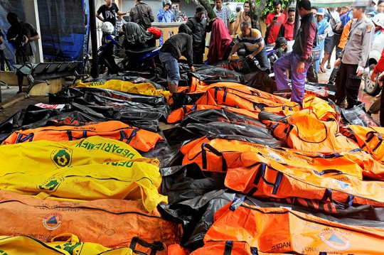 227 người thiệt mạng, hơn 1.100 người bị thương và 28 người mất tích sau trận sóng thần hôm 22-12. Ảnh: Reuters