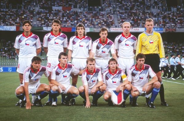   Jan Kocian (dưới, ngoài cùng bên phải) tham dự World Cup 1990 cùng đội tuyển Tiệp Khắc.