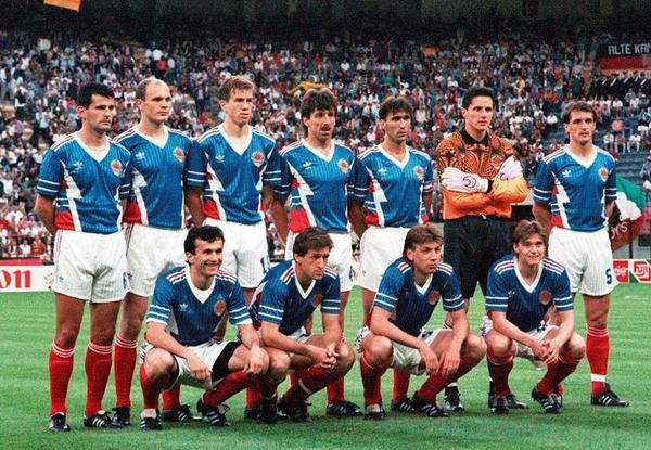   Katanec (thứ ba từ trái sang, hàng trên) trong đội hình tuyển Nam Tư tại World Cup 1990.