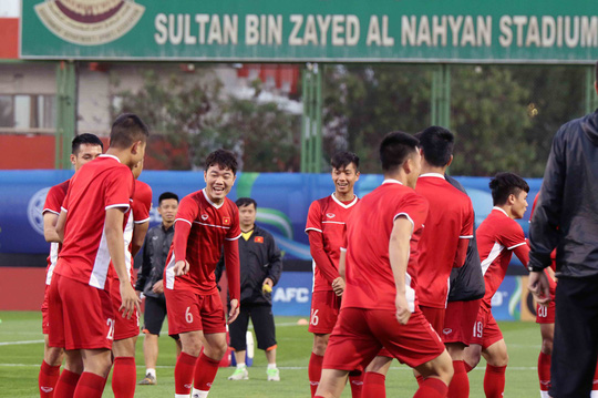 Không khí vui tươi tràn ngập trong buổi tập đầu tiên của tuyển Việt Nam trên đất UAE