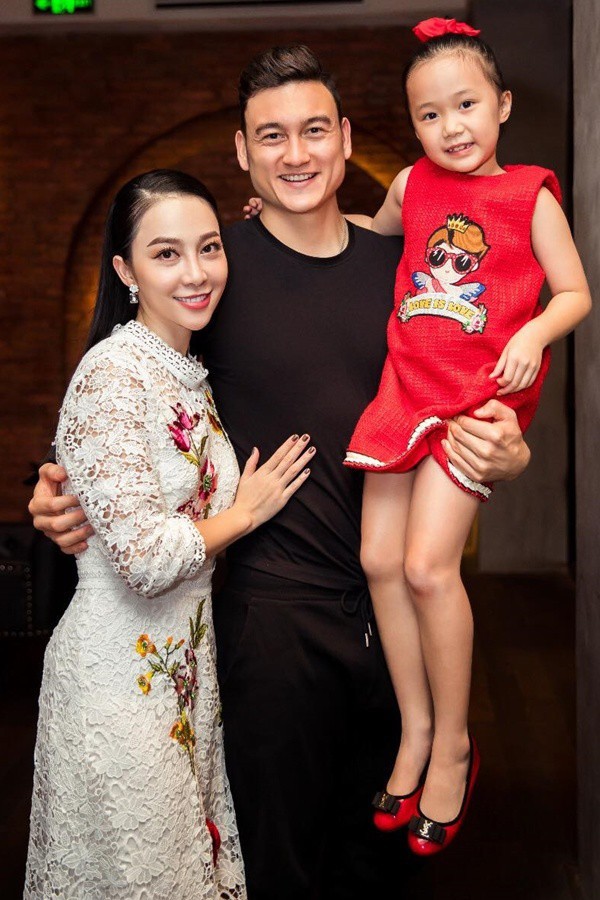  Đặng Văn Lâm bên nghệ sĩ Linh Nga và con gái chị - bé Luna.