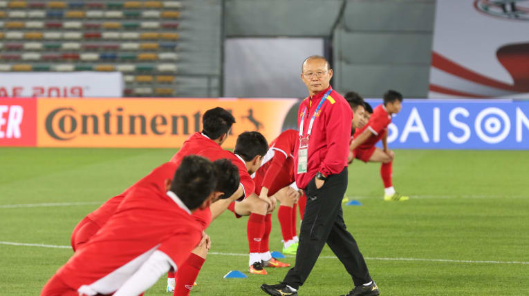  Tuyển Việt Nam tập làm quen sân đấu một ngày trước trận ra quân tại Asian Cup 2019. (Ảnh: AFC)