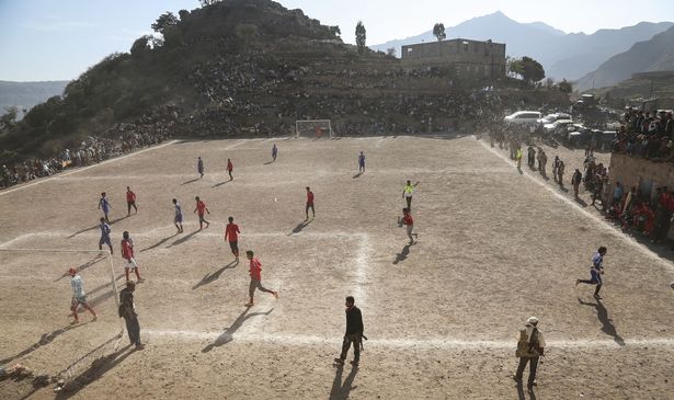  Hình ảnh một trận đấu bóng đá ở Yemen.