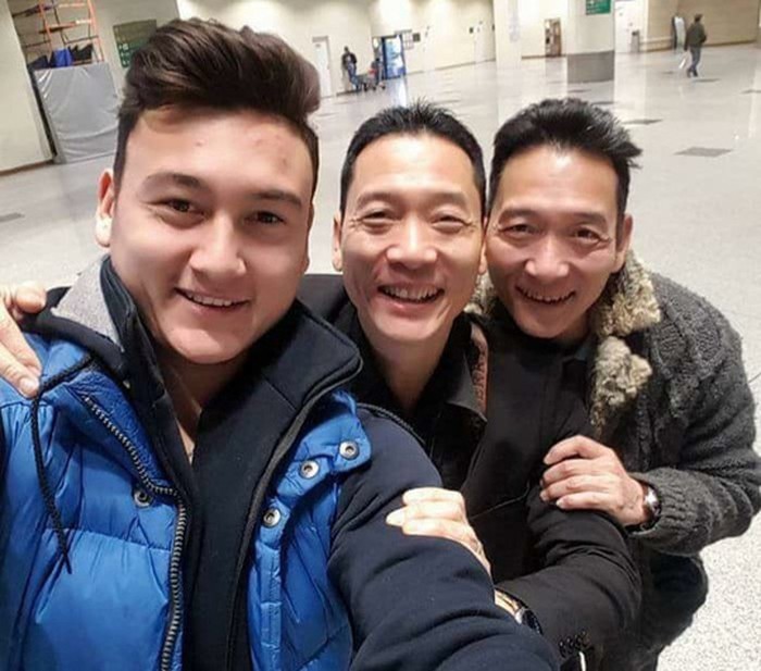 Đặng Văn Lâm bên cạnh 2 người bố, bố ruột Đặng Văn Sơn và bác Đặng Hùng - vốn được anh xem như người bố thứ 2. 