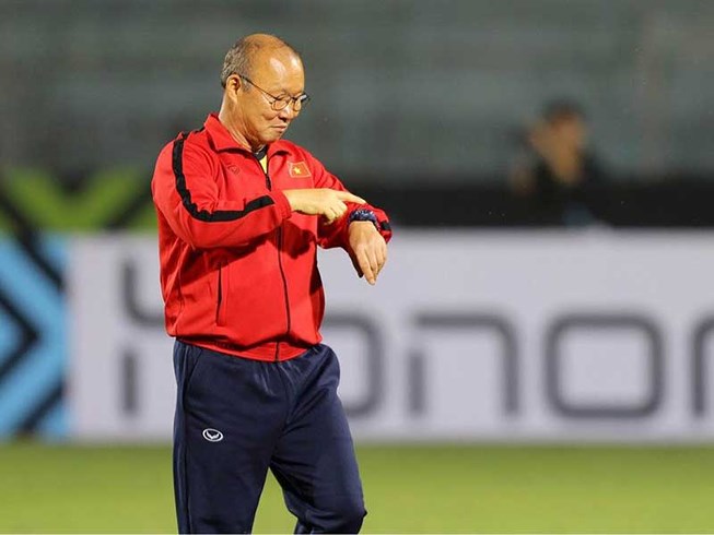 Một năm qua, HLV Park Hang-seo đã nâng tầm bóng đá Việt Nam nhưng thời gian có thể sẽ không chờ đợi ông nếu thiếu một chiến lược giữ người tài sau khi đã đạt được nhiều chiến tích. Ảnh: NGỌC DUNG