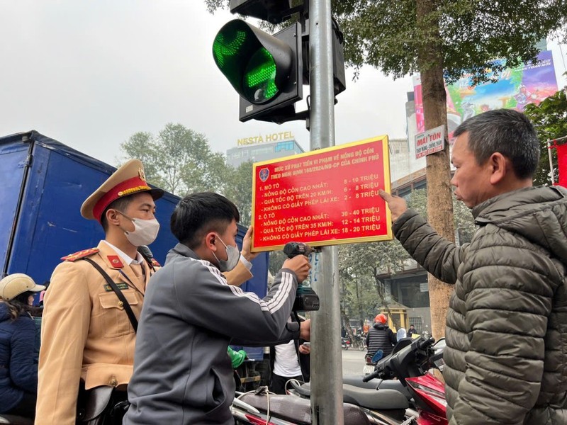  Phòng Cảnh sát giao thông (CSGT) Hà Nội triển khai lắp đặt các biển tuyên truyền về mức phạt đối với các hành vi vi phạm giao thông tại 58 nút giao trên toàn thành phố. 