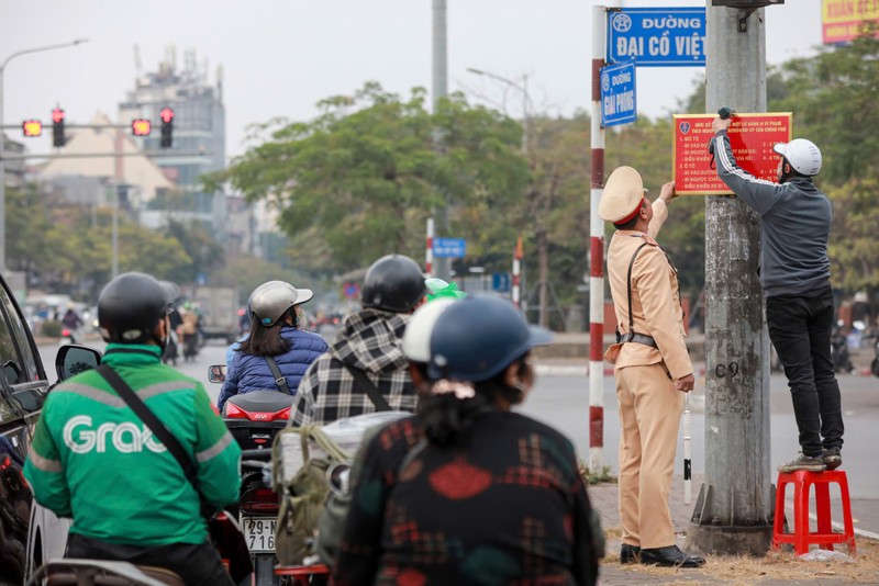  CSGT triển khai lắp đặt biển thông báo mức phạt với các hành vi vi phạm giao thông tại Nghị định số 168/2024, tại nút giao Lê Duẩn - Giải Phóng. 