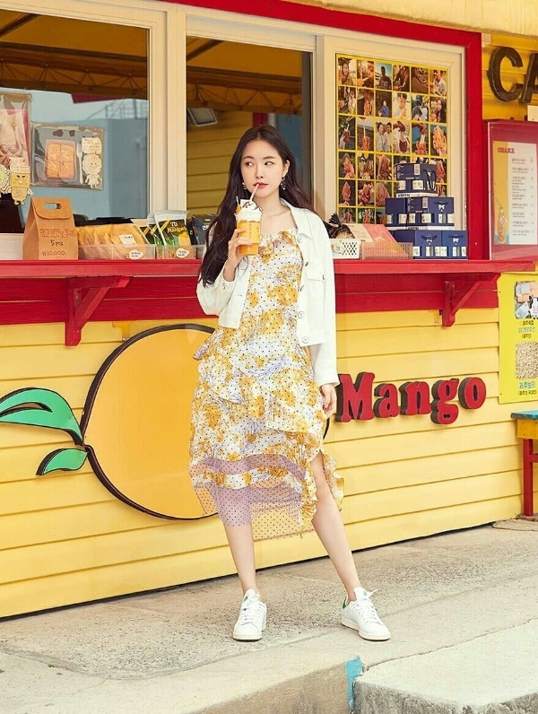  Váy hoa nhún bèo màu sắc tươi sáng + denim jacket + sneaker là combo khiến Na Eun (APink) có được set đồ trẻ trung, nổi bật lại phá cách.