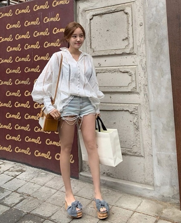  Hyomin (T-ara) khoe khéo đôi chân dài thon nuột khi diện áo sơ mi tay bồng mang hơi hướng cổ điển cùng shorts jean ngắn cũn. 