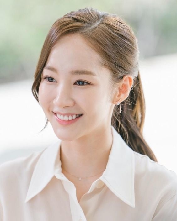 Kiểu tóc đuôi ngựa buộc cao gắn liền với hình ảnh thanh lịch duyên dáng của thư ký Kim khi diện đồ công sở chỉn chu. Dây là kiểu tóc dễ làm lại gọn gàng, mát mẻ dành riêng cho ngày hè nóng nực.