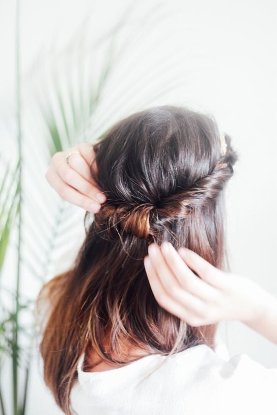 Với sự hỗ trợ của chiếc lược tạo kiểu chuyên dụng, bạn đã có ngay kiểu tóc buộc lỡ biến tấu cực kỳ điệu đà, đẹp mắt.