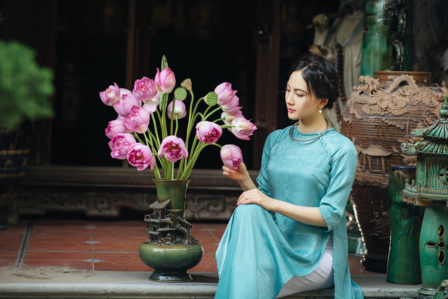  Áo dài là quốc phục, sen là quốc hoa của người Việt. 
