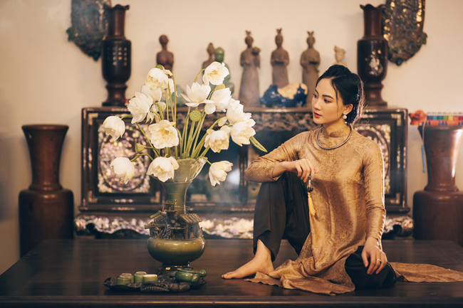  Bởi vậy, Thùy Linh rất hào hứng khi nhận được lời mời chụp ảnh với áo dài và hoa sen. 