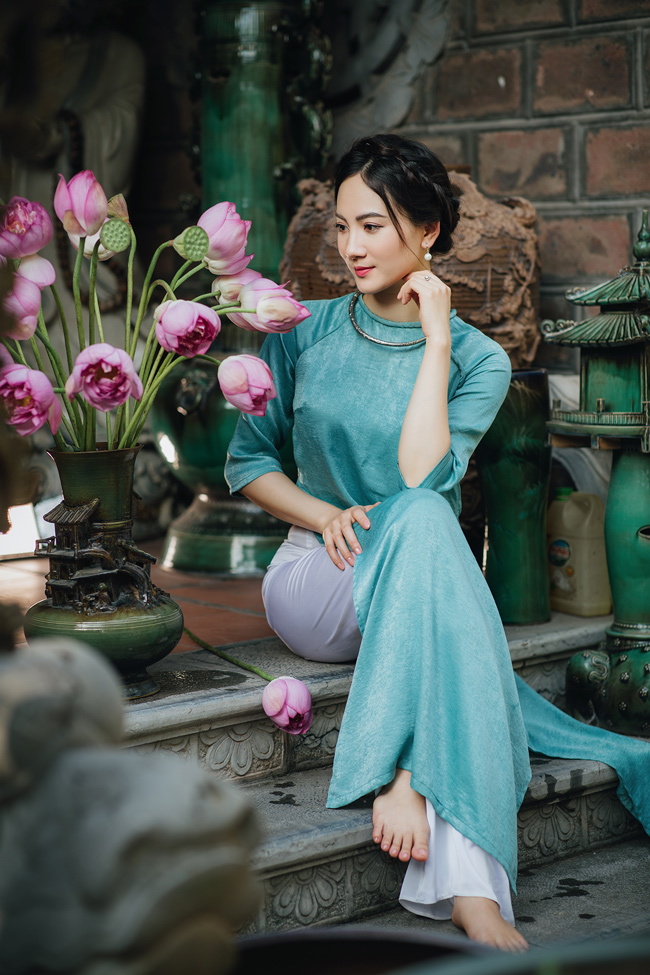  Thùy Linh (nữ sinh trường Đại học Thăng Long Hà Nội, hiện là giáo viên dạy yoga) mới đây gây chú ý bởi bộ ảnh diện áo dài chụp cùng hoa sen. 