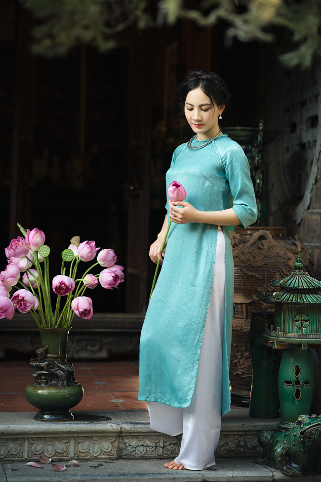  Cao 1m71, vóc dáng thon gọn, cô nàng làm nổi bật vẻ đẹp nền nã của tà áo dài Việt. 