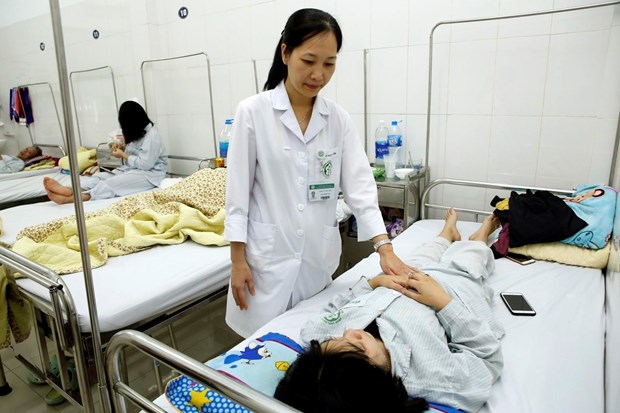  Điều trị cho một bệnh nhân tại Viện sức khoẻ tâm thần, Bệnh viện Bạch Mai. (Ảnh: Dương Ngọc/TTXVN)