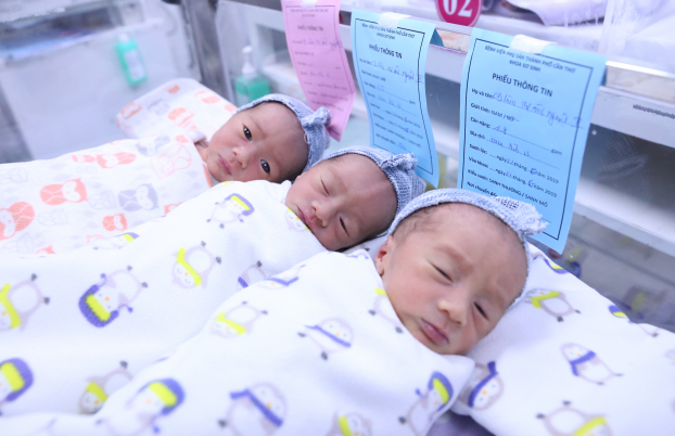  Sức khỏe 3 em bé sinh 3 đã ổn định và đang tiếp tục được theo dõi tại bệnh viện