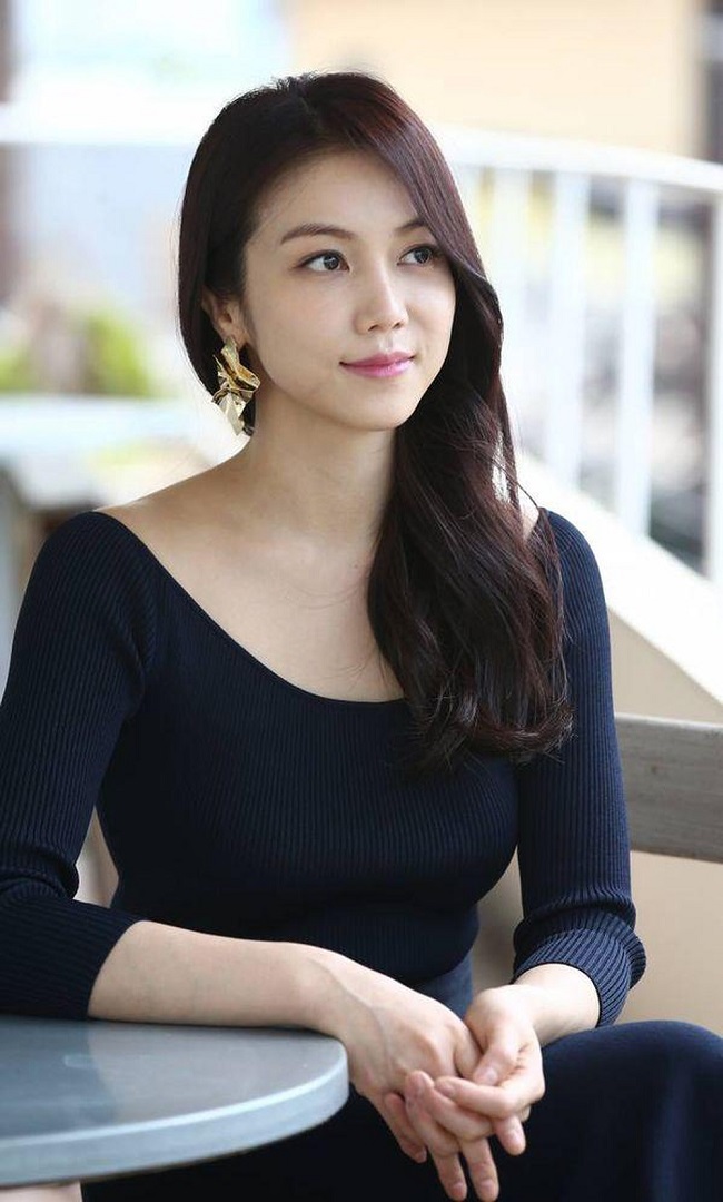  Về chuyện tình cảm, Kim Ok Bin từng xác nhận hẹn hò với nam diễn viên Lee Hee Joon sau một thời gian tham gia dự án chung cùng nhau. Được biết, cặp đôi xảy ra chuyện 