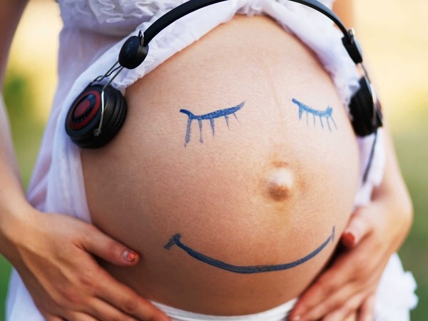 Cho thai nhi nghe nhạc là một trong những phương pháp thai giáo 3 tháng đầu thai kỳ - Ảnh minh họa: Internet