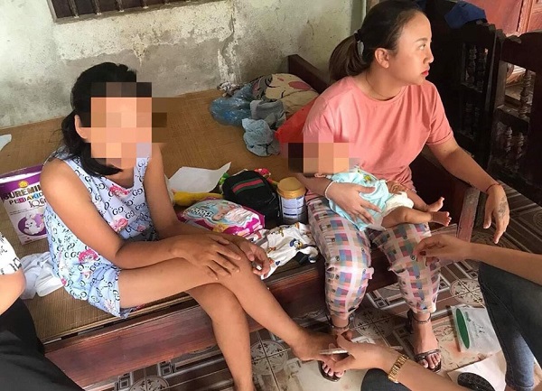  Cháu H. (trái) bị bố hiếp dâm con ruột đến sinh con - Ảnh: Vietnamnet