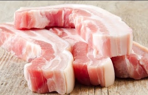  Rã đông ở nhiệt độ phòng có thể khiến thịt lợn bị nhiễm khuẩn - Ảnh minh họa: Internet