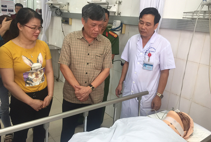   Ông Nguyễn Xuân Bình - Phó Chủ tịch Thường trực UBND TP Hải Phòng vào thăm hỏi, động viên Thượng úy Nguyễn Trọng Quý tại bệnh viện.
