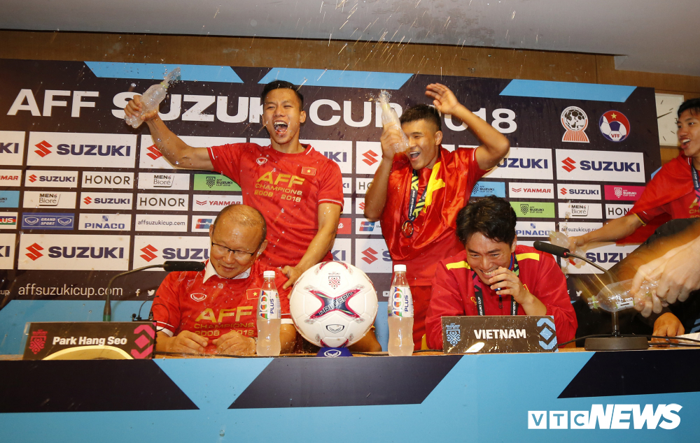   Cầu thủ Việt Nam ăn mừng chức vô địch AFF Cup 2018 trong phòng họp báo. (Ảnh: Duy Thành)