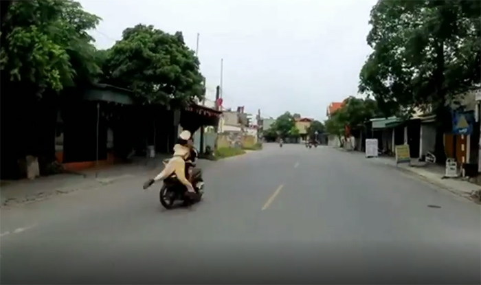  Thượng úy CSGT Nguyễn Văn Quý bị Thắng xe máy lao như bay tông trúng, hất văng lên không trung. (Ảnh cắt từ clip) 