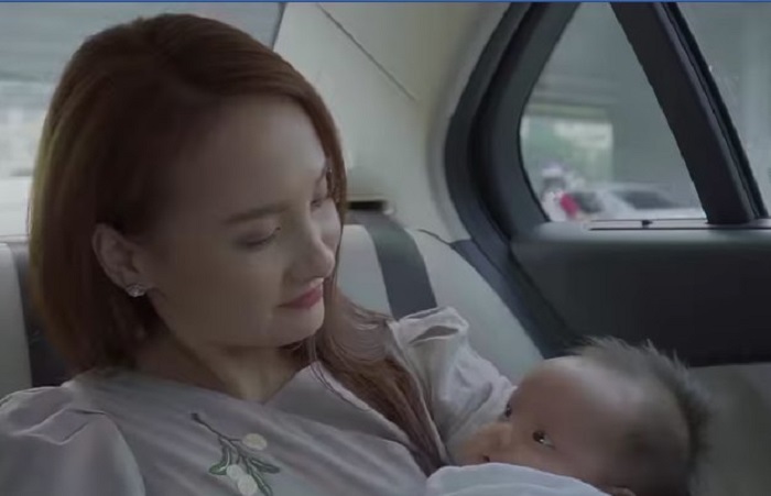 Thư bế con ngồi sau, vui vẻ nói chuyện với Dũng khiến Vũ tức giận.
