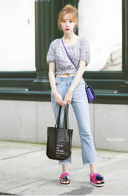  Họa tiết kẻ sọc, chấm bi cũng được đưa vào kiểu áo lửng thịnh hành ở mùa mốt năm nay.    