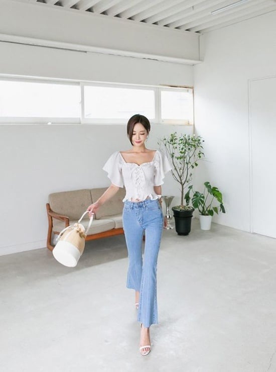  Áo blouse và quần jeans là bộ đôi được các tín đồ thời trang châu Á, châu Mỹ ưa chuộng ở mùa hè này. Đây cũng là công thức mix đồ dễ áp dụng cho các nàng công sở.    