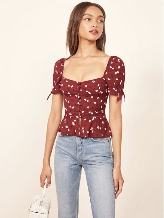  Bên cạnh kiểu áo xinh xắn, chi tiết cổ V, cổ vuông, cut-out bản lớn làm tăng thêm nét gợi cảm cho các mẫu áo mùa hè thu.    