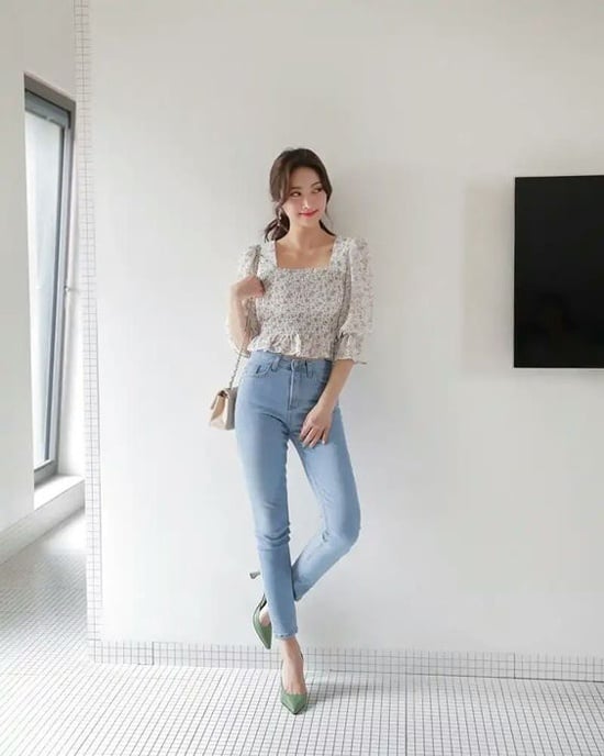 So với các mẫu áo hở eo, áo dáng lửng tiện lợi hơn nhiều vì nó có thể sử dụng ở nhiều bối cảnh khác nhau.    