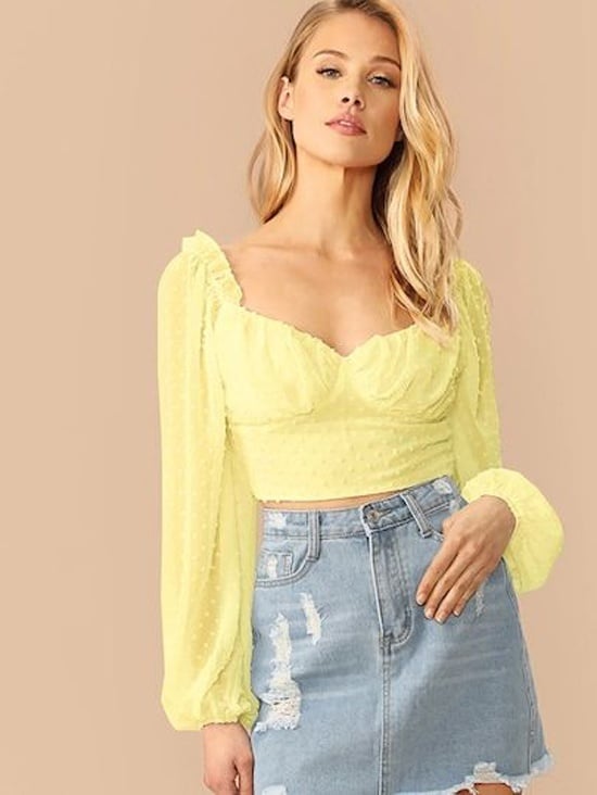  Áo blouse tay bồng có thiết kế vạt vừa chấm đai lưng quần, phom dáng khiến phần lưng tưởng chừng được thu ngắn lại, tạo cảm giác người mặc có đôi chân thon dài.    