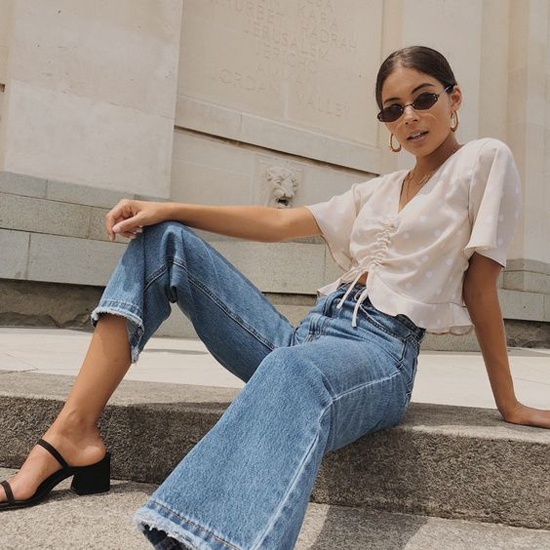  Áo blouse trắng kết hợp cùng jeans xanh cổ điển là lối phối hợp phổ biến nhất. Set đồ này thường mang lại sự trẻ trung, dễ tránh các lỗi phối hợp màu sắc. Do đó chúng được các tín đồ thời trang thường xuyên áp dụng khi xuống phố.    