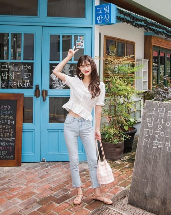  Áo dáng lửng tông trắng không chỉ được làm đa dạng bởi nhiều chất liệu, phần thiết kế cổ áo, tay áo cũng được thêm nhiều chi tiết sống động.    