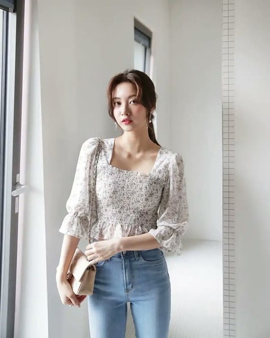  Áo crop-top khó lòng chưng diện đến văn phòng. Nếu không khéo mix-match, các nàng sẽ mang tiếng thiếu tế nhị khi 'lên đồ' đi làm. Vì thế áo blouse dáng lửng ra đời để chiều lòng phái đẹp mê phong cách gợi cảm.    