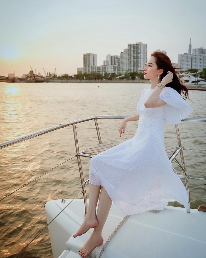  Màu trắng tinh khôi là lựa chọn mà có thể phù hợp với mọi khung cảnh. Một chiếc váy nhẹ nhàng như Hoa hậu Đặng Thu Thảo chính là gợi ý cho những cô gái theo đuổi phong cách thanh lịch, dịu dàng.